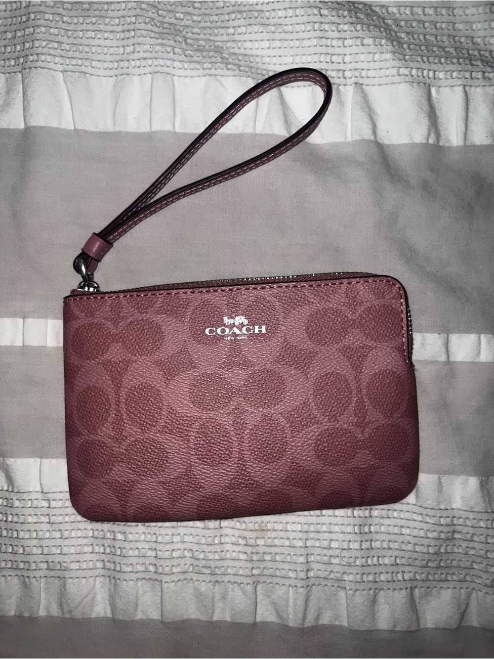 Coach Signature Wristlet in dusty Pink
